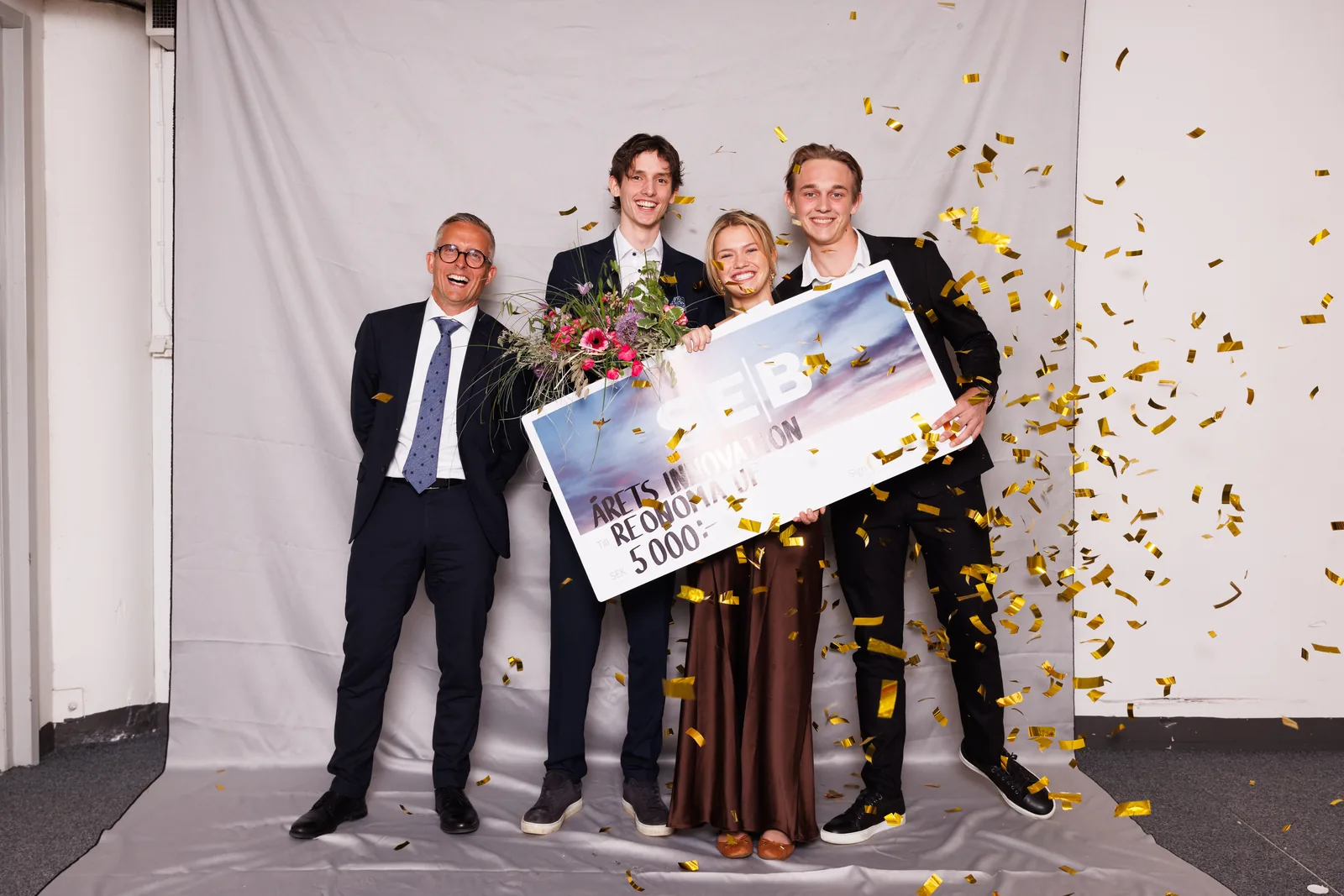 The Reonoma founders receiving the Årets Innovation award at the Swedish UF National Championships 2026, gold confetti falling