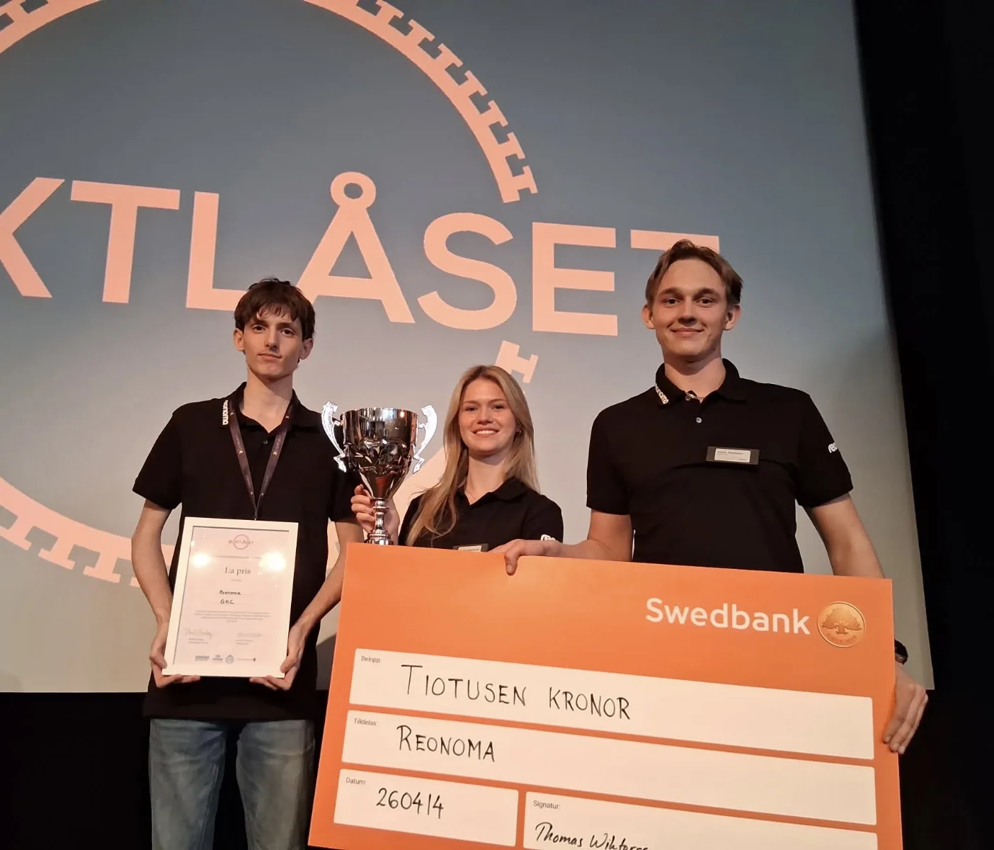 The Reonoma founders on stage with the trophy and first prize cheque at Blixtlåset 2026