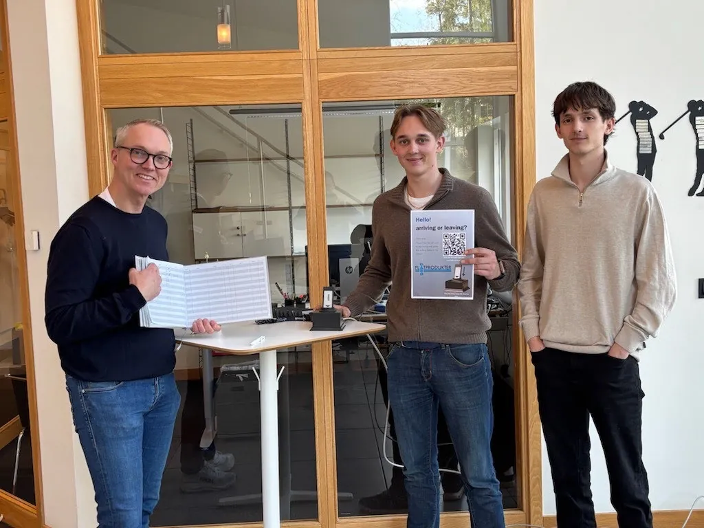 Reonoma team delivering the visitor management system to Gårö Plåtprodukter